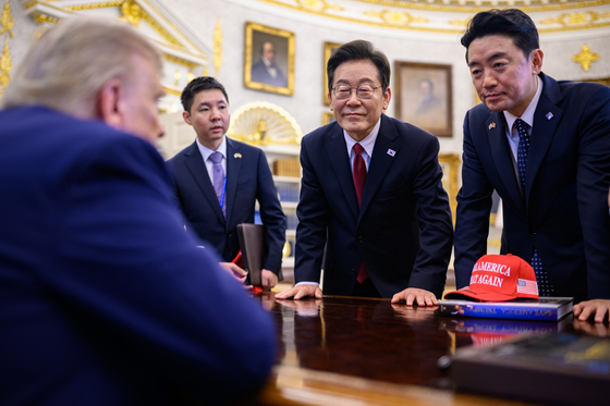 U.S. President Donald Trump hosts President Lee Jae Myung in a bilateral summit at the Oval Office of the White House in Washington on Aug. 25. [YONHAP]