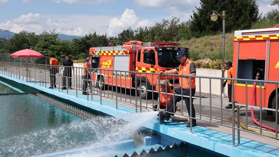 Fire trucks provide water to the Hongje water purification center in Gangneung, Gangwon, on Aug. 31. [NEWS1]