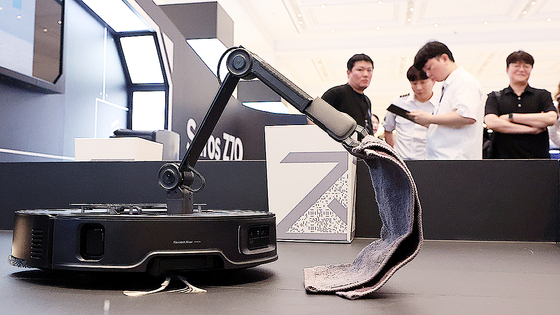 A robot vacuum cleaner is seen during a product pop-up at a venue in Gangnam District, southern Seoul, on June 17. The product in this photo is unrelated to the article. [NEWS1] 