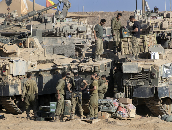 Israeli troops on armored personnel carriers (APCs) are staged along the Gaza Strip border on Aug. 26. Amid continued fighting inside the Gaza Strip Israel's full attack on Gaza City looming, U.S. President Donald Trump has said the war in Gaza should end in a matter of ″two to three weeks.″ [UPI/YONHAP]