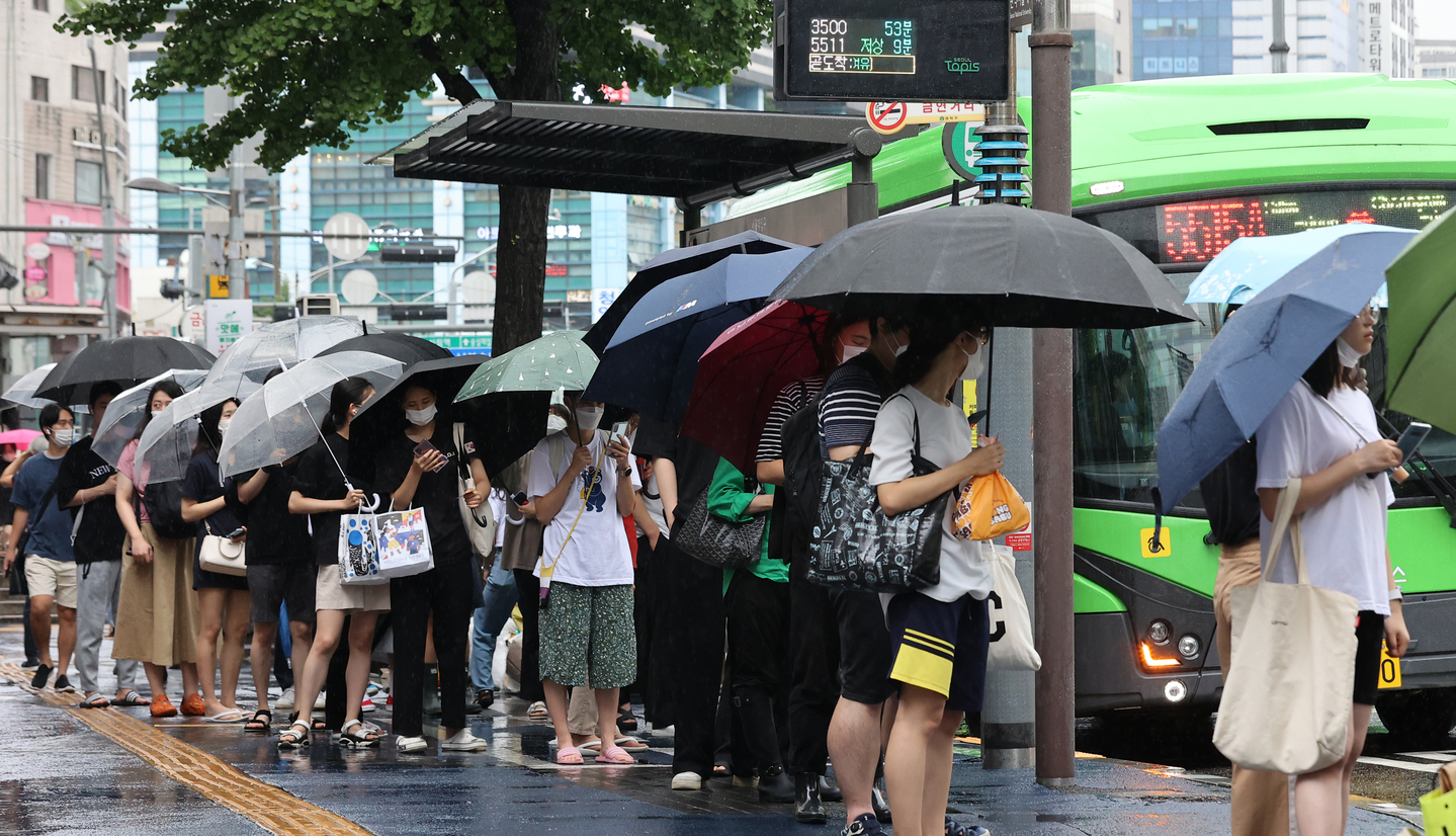 Commuters line up for buses near Seoul Nat'l Univ. Station. [NEWS1]