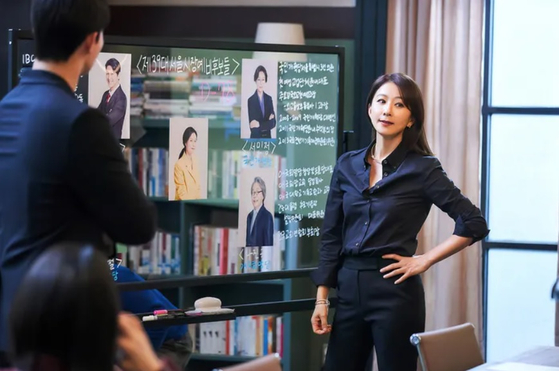 A scene from drama series ″Queenmaker″ (2023), starring Kim Hee-ae, a fixer for a conglomerate who turns on her employers to seek revenge for a colleague to takes her own life after suffering from abuse by her employer. [NETFLIX]