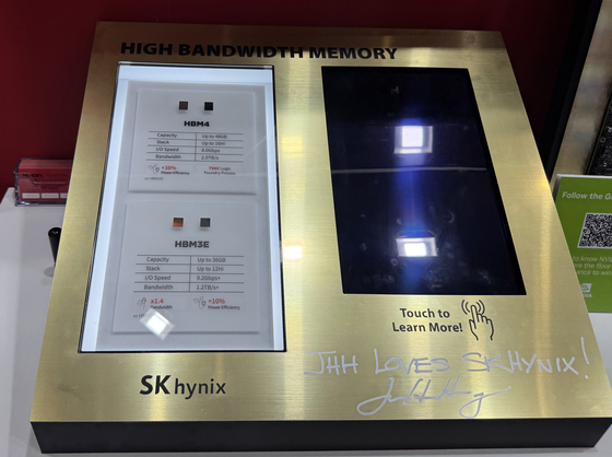 Nvidia CEO Jensen Huang leaves a note reading “JHH LOVES SK HYNIX!” on the display featuring HBM4 and HBM3E after visiting the SK hynix booth at Computex 2025, held at the Nangang Exhibition Center in Taipei, Taiwan, on Aug. 20. [YONHAP]