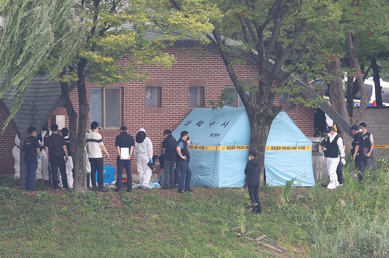 Authorities investigate the site in Suseong Lake park in Suseong District, Daegu, where an Army captain in his 30s from the Korea Army Academy was found dead on the morning of Sept. 2. [YONHAP]
