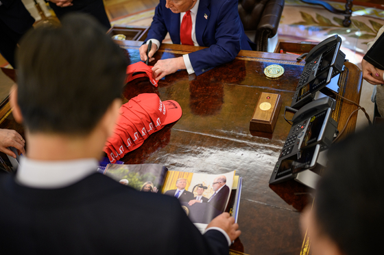 U.S. President Donald Trump hosts President Lee Jae Myung in a bilateral summit at the Oval Office of the White House in Washington on Aug. 25. [YONHAP]