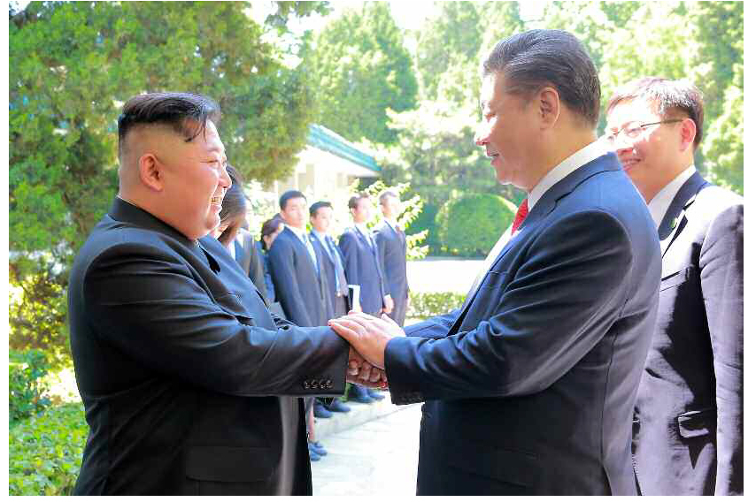 North Korean leader Kim Jong-un, left, shakes hands with Chinese President Xi Jinping in Beijing on June 20, 2018, in this photo released by the Rodong Sinmun, the official newspaper of Pyongyang's ruling Workers' Party. [YONHAP]