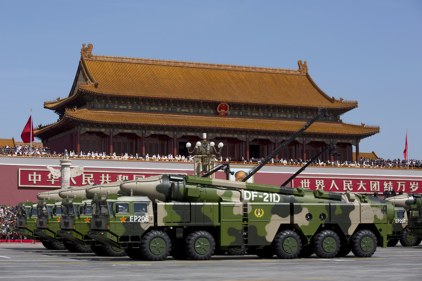 Chinese military vehicles carrying DF-21D anti-ship ballistic missiles, potentially capable of sinking a U.S. Nimitz-class aircraft carrier in a single strike, drive past Tiananmen Gate in Beijing during a military parade to commemorate the 70th anniversary of the end of World War II on Sept. 3, 2015. [AP/YONHAP]