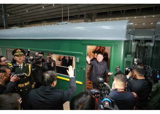 In this photo released by the Rodong Sinmun, the official newspaper of Pyongyang's ruling Workers' Party, North Korean leader Kim Jong-un waves farewell to Chinese officials in Beijing as he boards his armored train back to return home on Jan. 9, 2019, after the conclusion of his fourth summit with Chinese President Xi Jinping. [NEWS1]