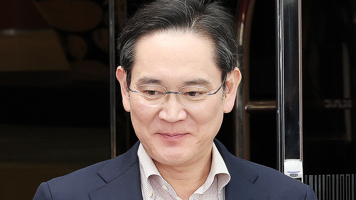 Samsung Electronics Executive Chairman Lee Jae-yong returns to Seoul Gimpo Business Aviation Center in Gangseo District, western Seoul, on April 9 after a business trip to Japan. [NEWS1] 