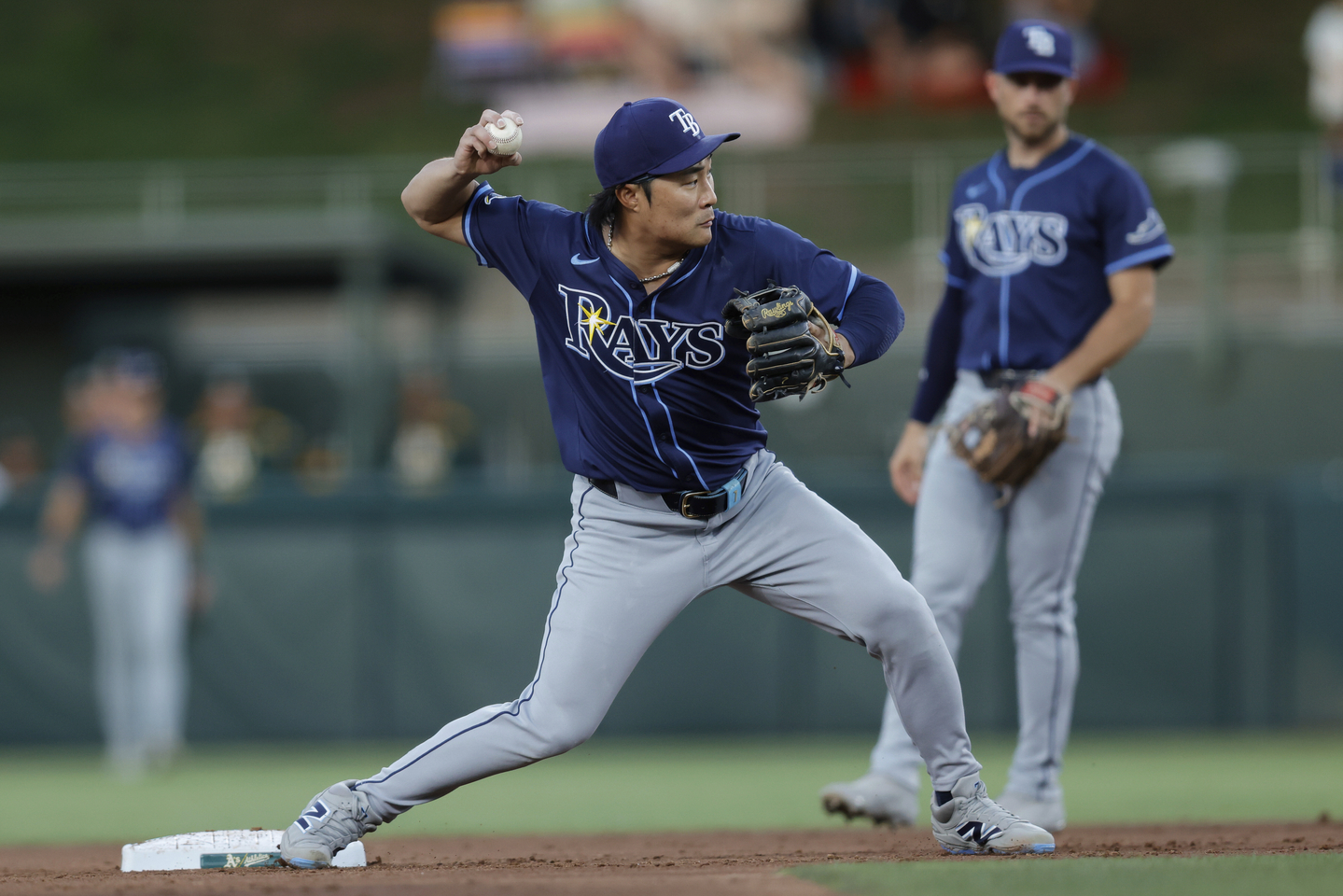 Tampa Bay Rays shortstop Kim Ha-seong throws to first base for a double play during the second inning of an MLB game against the Athletics in West Sacramento, California on Aug. 11. [AP/YONHAP] 