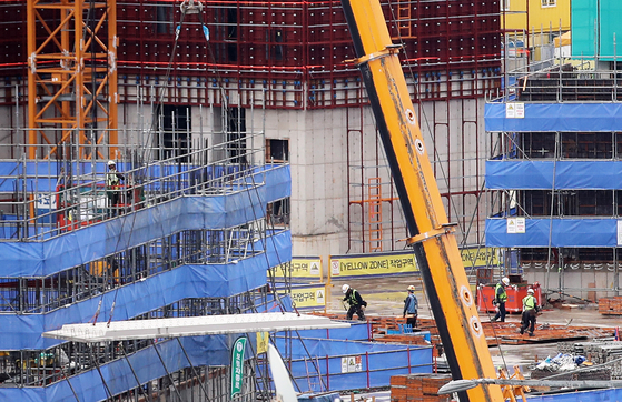 A scene of a construction site for an apartment complex in Seoul [NEWS1] 
