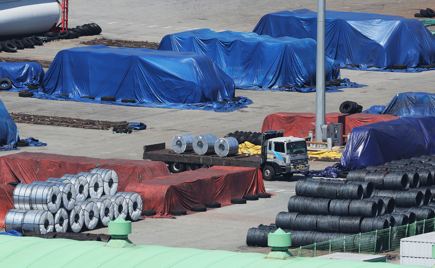 Steel products wait to be exported at a port in Pyeongtaek, Gyeonggi, on Aug. 24. [YONHAP]