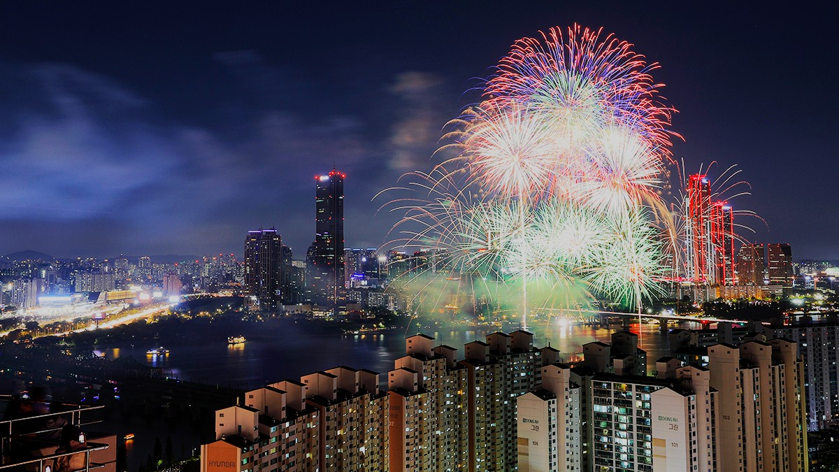 Seoul International Fireworks Festival takes place on Oct. 5, 2024, at the Han River. [YONHAP]