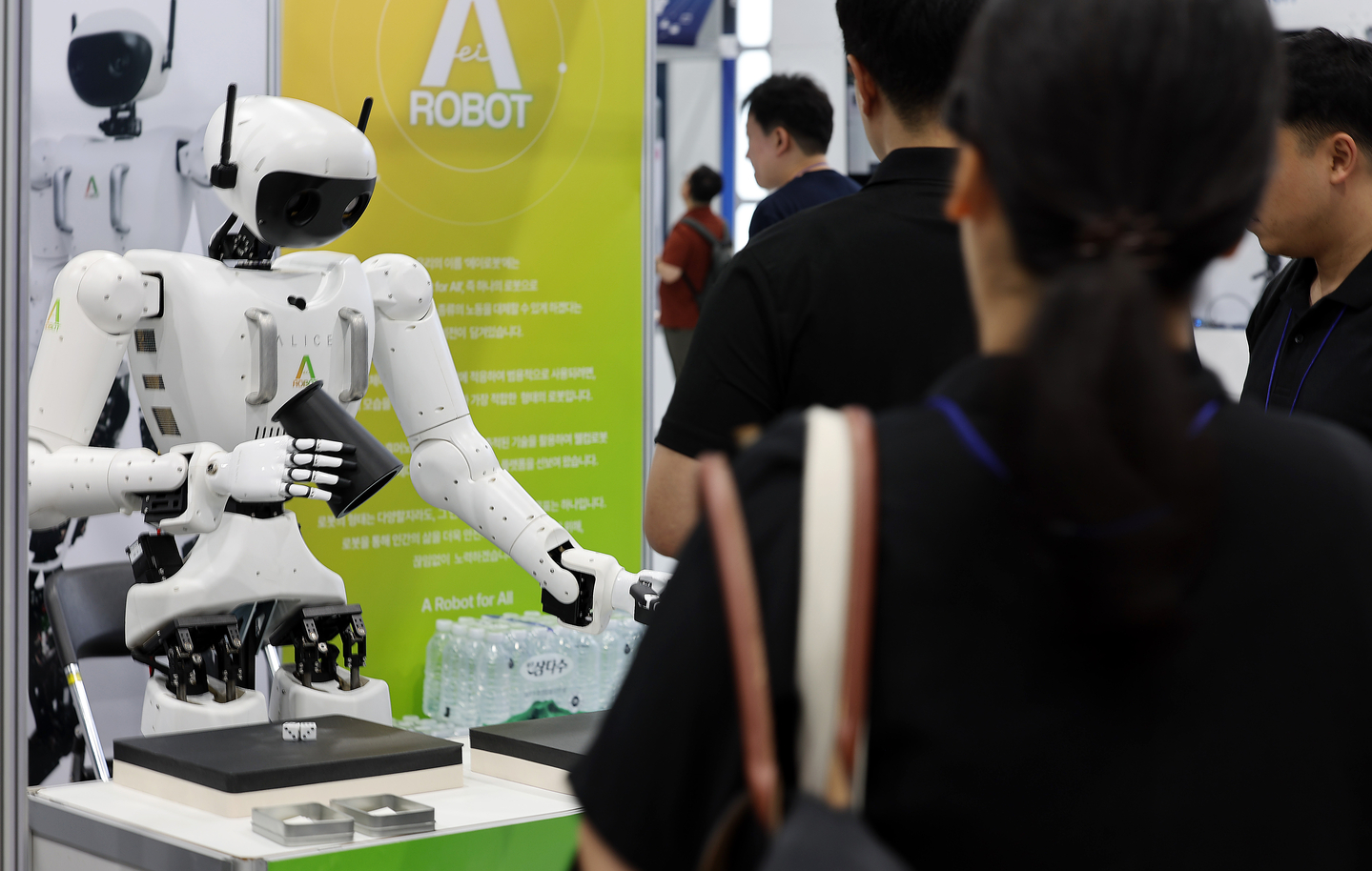 A humanoid robot plays dice games with visitors of the first Industrial AI EXPO held in Magok in Gangseo District, western Seoul, on Sept. 3rd. [YONHAP] 