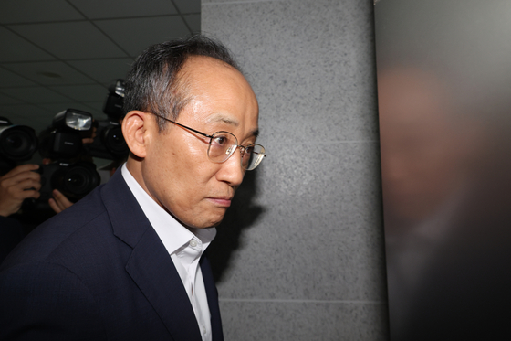 People Power Party Rep. Choo Kyung-ho walks into his office at the National Assembly in Yeouido, western Seoul on Sept. 2. [YONHAP] 