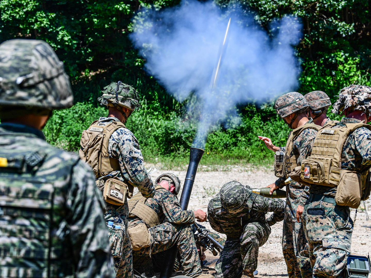 Korean and U.S. Marines conduct live-fire training with personal and crew-served weapons during a Korea Marine Exercise Program combined infantry exercise on Aug. 6. [YONHAP]