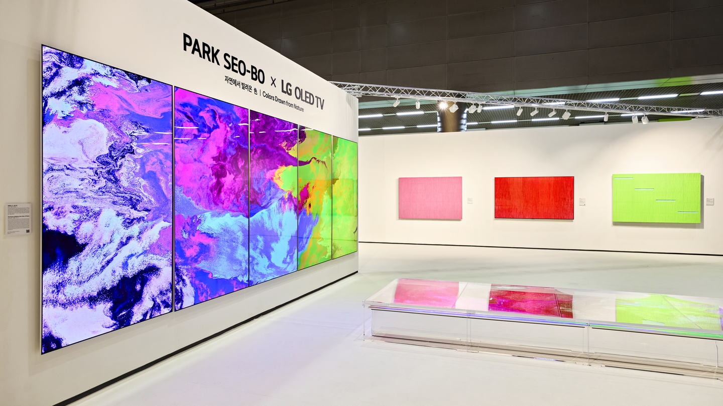 Installation view of “Colors Drawn from Nature,” LG OLED's booth at Frieze Seoul 2025, which highlights the works of late artist Park Seo-bo (1931-2023) [LG ELECTRONICS]