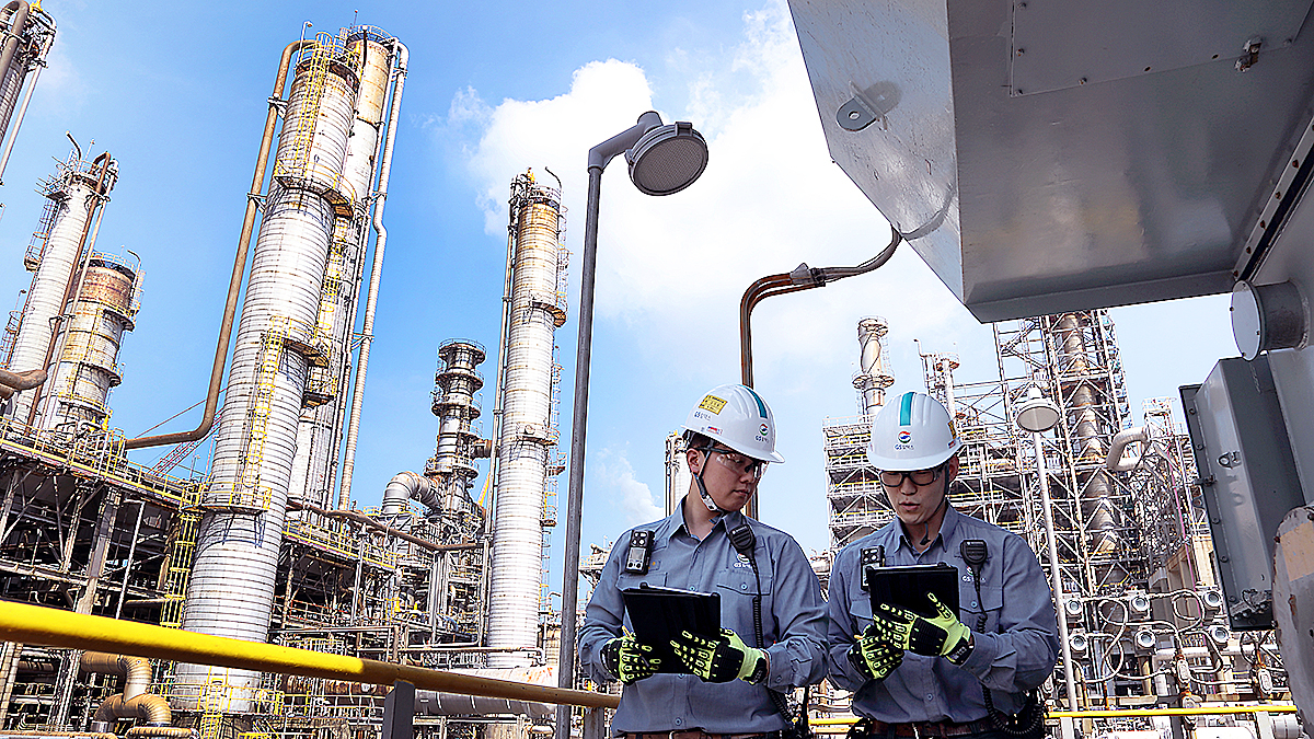 Workers are shown at the GS Caltex factory in Yeosu in this undated photo [GS CALTEX]