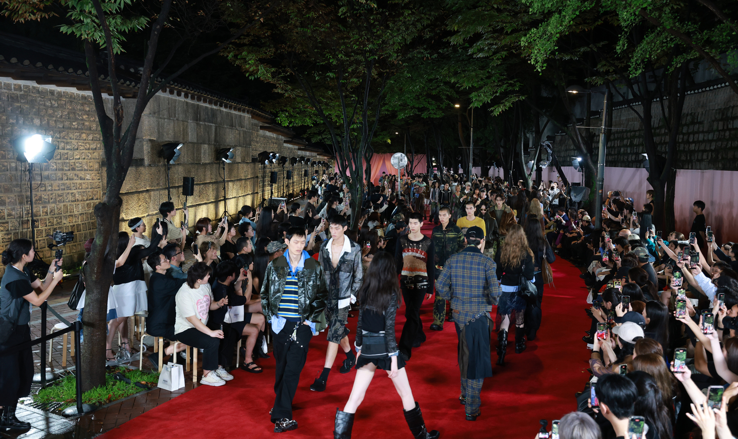 Models walk along the stonewall path of Deoksu Palace in central Seoul during Andersson Bell’s show, which opened the 2026 Spring/Summer Seoul Fashion Week on Monday. [NEWS1]