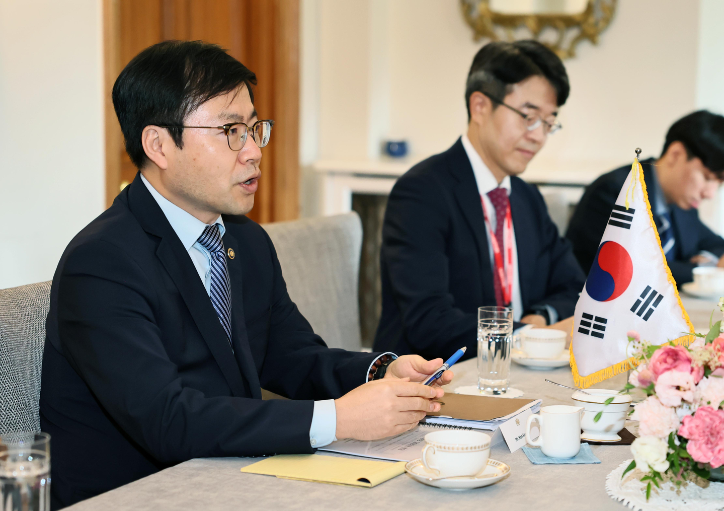 Yeo Han-koo, Korea’s trade minister, left, meets with Douglas Alexander, Britain’s minister of state for trade policy, at the British ambassador’s residence in central Seoul on Sept. 1. [NEWS1]