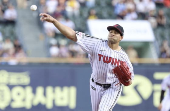 LG Twins starter Yonny Chirinos pitches against the Lotte Giants during a KBO regular season game at Jamsil Baseball Stadium in Seoul on Sept. 2. [LG TWINS]