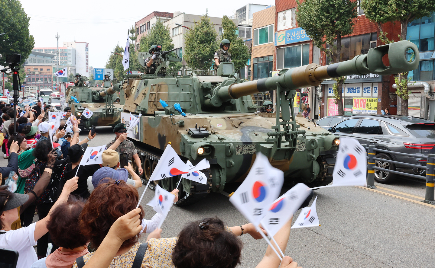This file photo, taken on Sept. 11, 2024, shows a crowd cheering during a street parade marking the 74th anniversary of the Incheon Landing Operation near Dongincheon Station. [YONHAP]