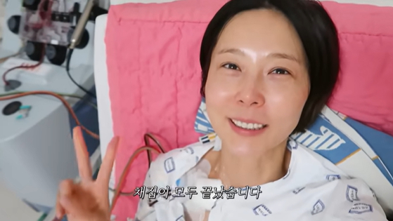 Entertainer Kim Na-young records the steps of her donating stem cells in a video titled “Kim Na-young’s Hematopoietic Stem Cell Donation Vlog (A Lucky Letter 10 Years in the Making)” (translated), uploaded on Aug. 31 on her YouTube channel. [SCREEN CAPTURE]