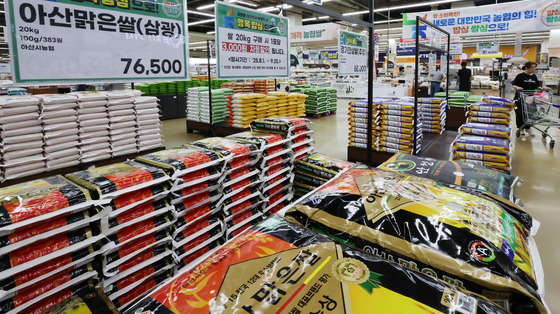 The average retail price of a 20-kilogram (44-pound) bag of rice has surpassed the symbolic psychological barrier of 60,000 won ($43), reaching 60,294 won as of Sept. 2, according to the Korea Agro-Fisheries & Food Trade Corporation. This represents a 17.2 percent increase compared to the previous year. Pictured here is a rice aisle at a hyperstore in Seoul on Sept. 3. [YONHAP]