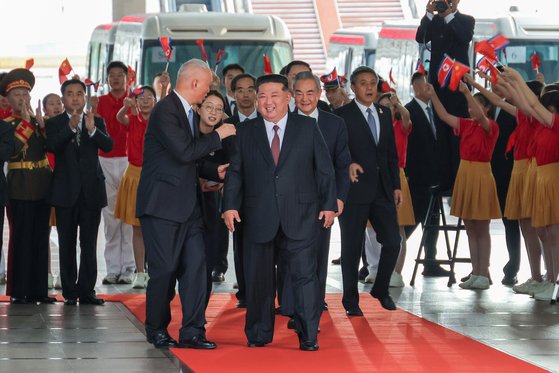 North Korea’s ruling party newspaper Rodong Sinmun reports on Sept. 3 that Kim Jong-un arrived in Beijing on a special train on Sept. 2 to attend the 80th anniversary ceremony marking the victory over Japan in World War II, with photos confirming that his daughter Ju-ae accompanies him. [NEWS1]