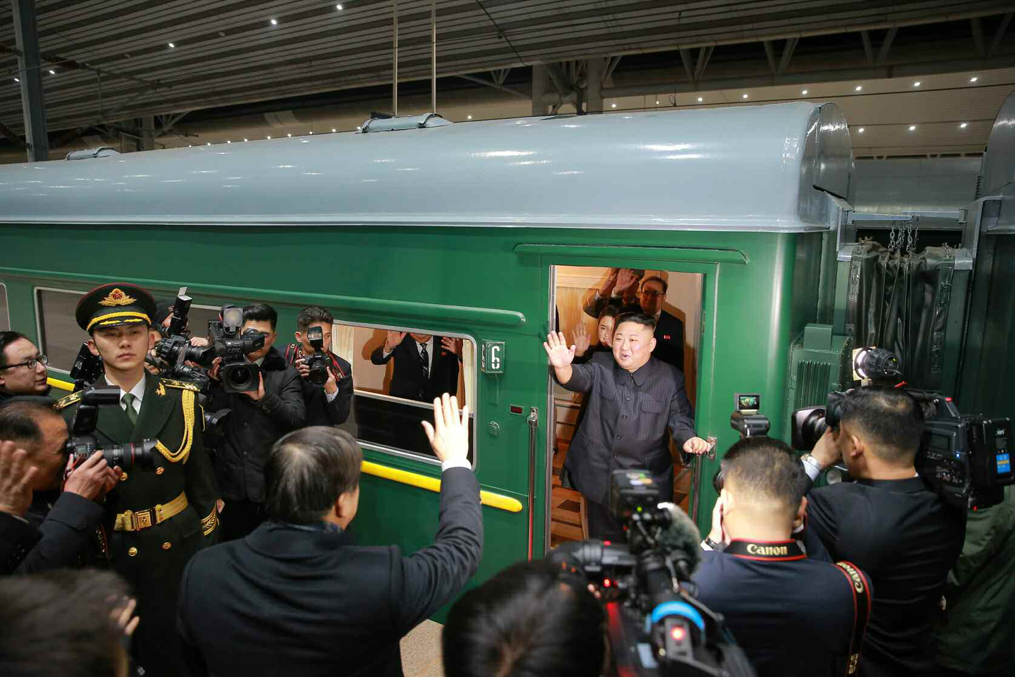 In this photo released by the Rodong Sinmun, the official newspaper of Pyongyang's ruling Workers' Party, North Korean leader Kim Jong-un waves farewell to Chinese officials in Beijing as he boards his armored train back to return home on Jan. 9, 2019, after the conclusion of his fourth summit with Chinese President Xi Jinping. [YONHAP]
