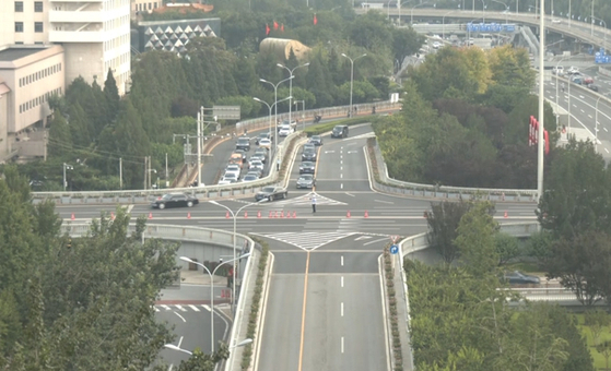 A motorcade carrying North Korean leader Kim Jong-un is seen at the Jianguomen intersection en route to the North Korean Embassy in Chaoyang District in Beijing on Sept. 2. [SHIN KYUNG-JIN]