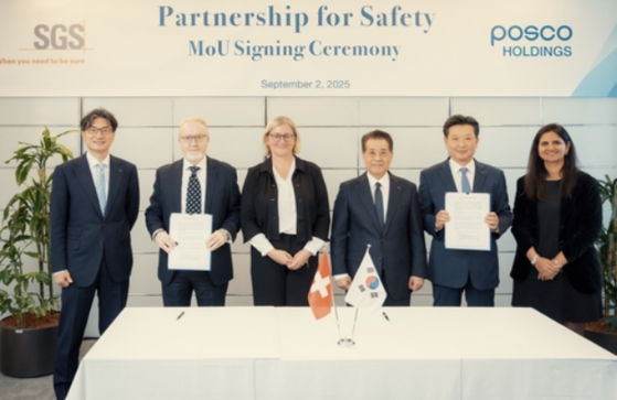 This photo, taken Sept. 2 and provided by Posco Group, shows Posco Chairman Chang In-hwa, third from right, SGS CFO Marta Vlatohkova, fourth from right, and other officials posing after signing a memorandum of understanding at the SGS headquarters in Geneva. [YONHAP]