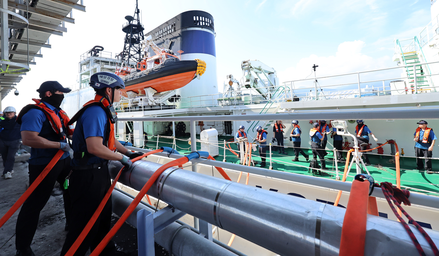 The 5,000-ton Coast Guard patrol vessel Sambong 5001, which guards the East Sea, including the Dokdo islets, supplies 600 tons of water to fire trucks at the unloading pier of Anin Thermal Power Plant in Gangneung, Gangwon, on Sept. 3. [YONHAP]