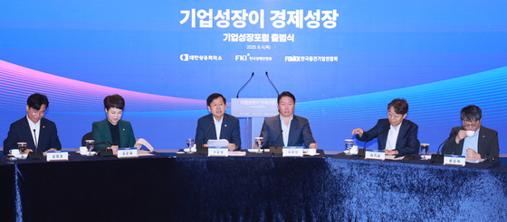 Finance Minister Koo Yun-cheol, third from left, speaks during the launching ceremony of the Business Growth Forum hosted by the Korea Chamber of Commerce & Industry, the Federation of Korean Industries and the Federation of Middle Market Enterprises at Lotte Hotel in Jung District, central Seoul on Sept. 4. [YONHAP] 
