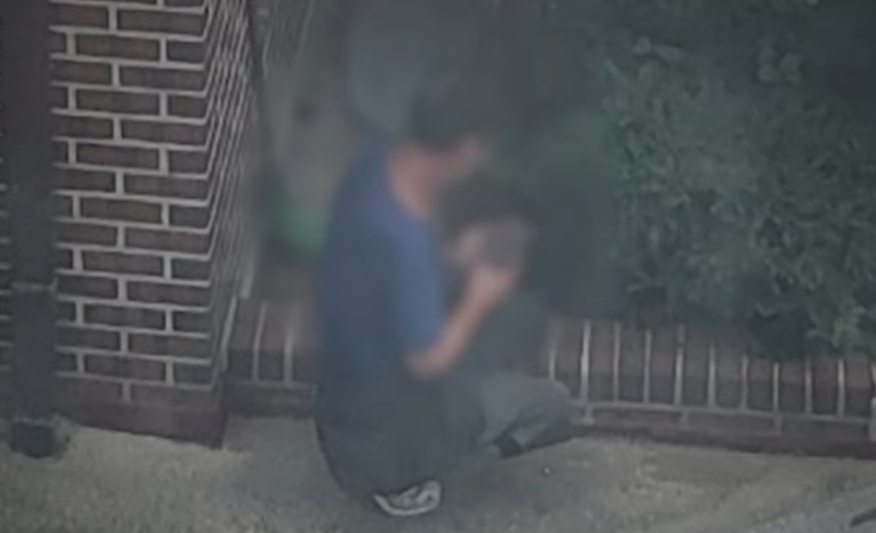 A man was arrested on Aug. 17 for burying drugs using the "dead drop" method in a residential alleyway in Nowon District, northern Seoul. [SCREEN CAPTURE]