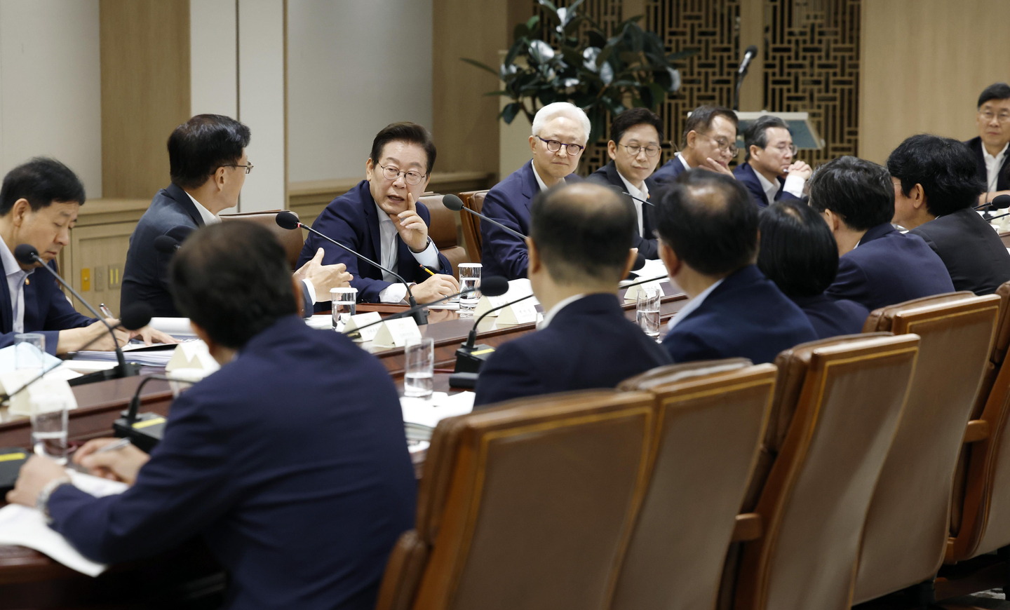 President Lee Jae Myung listens to remarks from participants during the first plenary meeting of the National Science and Technology Advisory Council at the presidential office in Yongsan on Aug. 22. [PRESIDENTIAL OFFICE PRESS CORPS]