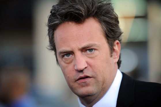 Actor Matthew Perry arrives at the Los Angeles premiere of 17 Again at the Grauman's Chinese Theater in Hollywood, California, on April 14, 2009. [AFP/YONHAP]