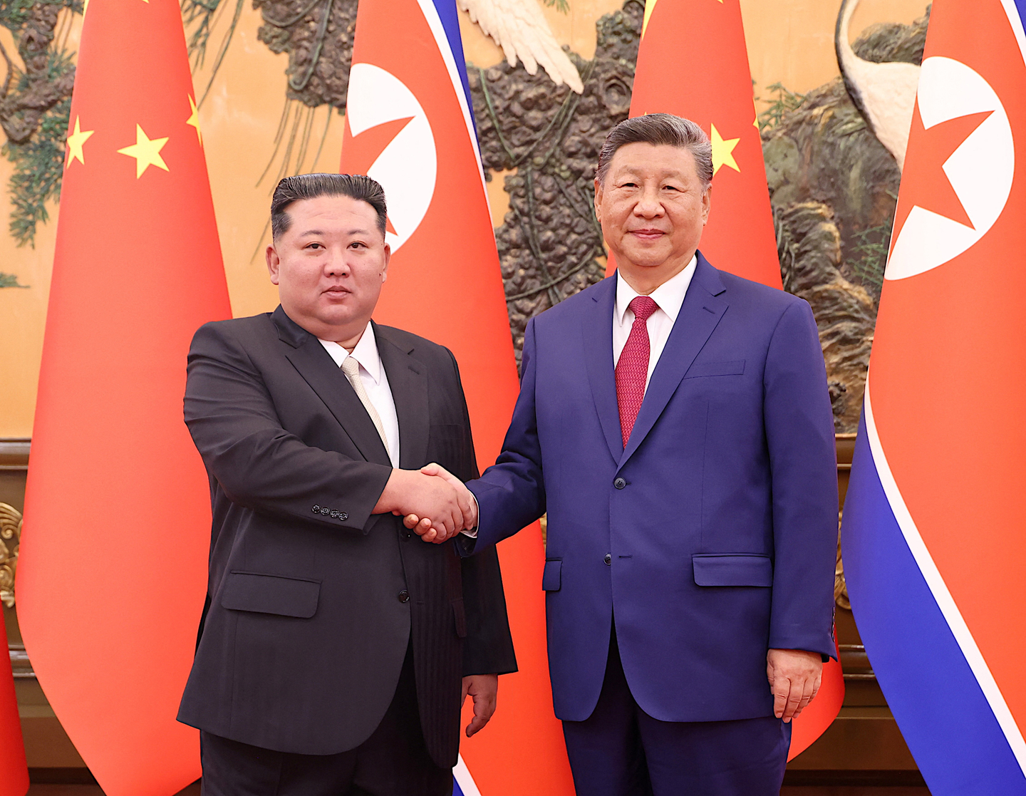 North Korean leader Kim Jong-un, left, and Chinese President Xi Jinping shake hands at the Great Hall of the People in Beijing on Sept. 4. [REUTERS/YONHAP]