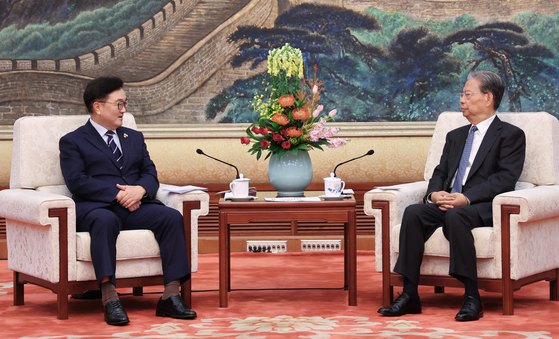 South Korea's National Assembly Speaker Woo Won-shik, left, holds talks with China's top legislator, Zhao Leji, No. 3 in the ruling Chinese Communist Party's leadership, during their meeting at the Great Hall of the People in Beijing on Sept. 4. [YONHAP]