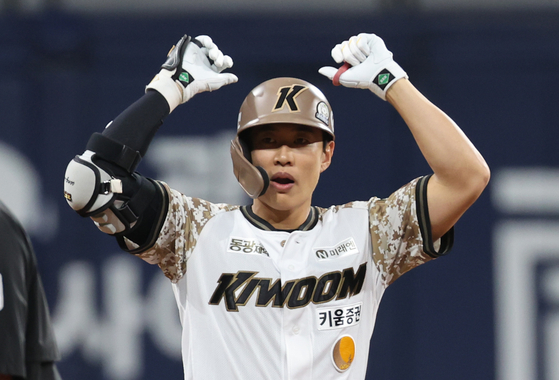 Kiwoom Heroes infielder Song Sung-mun celebrates during a KBO game against the Kia Tigers at Gocheok Sky Dome in western Seoul on June 26. [YONHAP] 