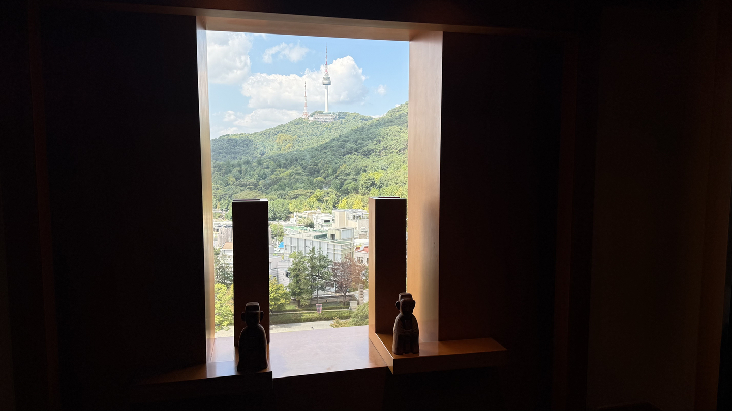 Grand Hyatt Seoul's elevator lobby has a window overlooking Mount Namsan. [WOO JI-WON]