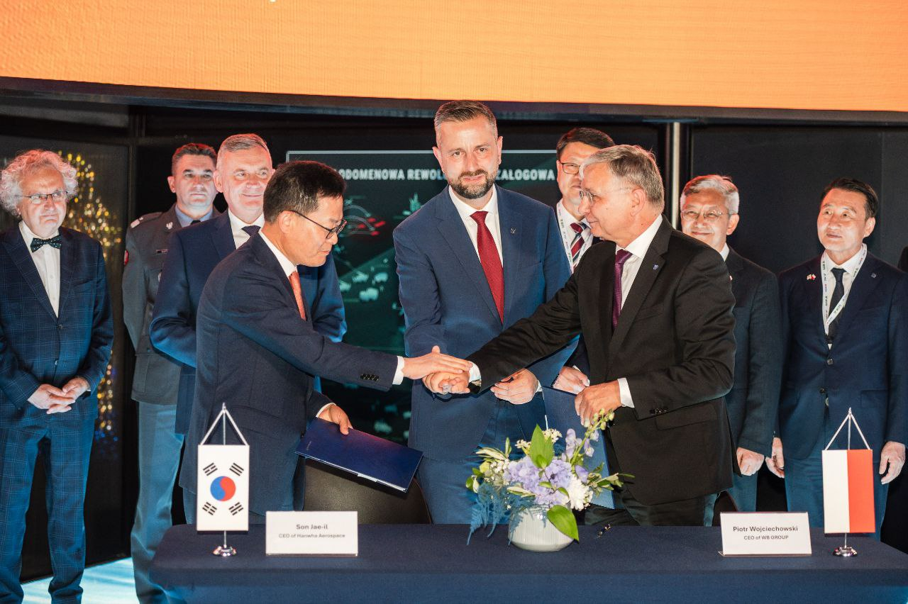 From left, Hanwha Aerospace CEO Son Jae-il, Polish Deputy Prime Minister and Defense Minister Władysław Kosiniak-Kamysz and WB Group CEO Piotr Wojciechowski join hands during the signing ceremony of a joint venture agreement at MSPO 2025 in Kielce, Poland, on Sept. 2. [HANWHA AEROSPACE]