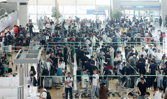 Terminal 1 of Incheon International Airport is seen crowded with travelers on Aug. 8. [JOINT PRESS CORPS]
