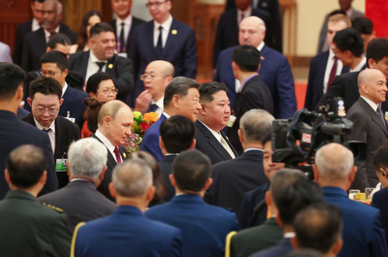 North Korean leader Kim Jong-un is seen entering a banquet hall in Beijing next to Chinese President Xi Jinping and Russian President Vladimir Putin after the Victory Day military parade on Sept. 3. [NEWS1] 