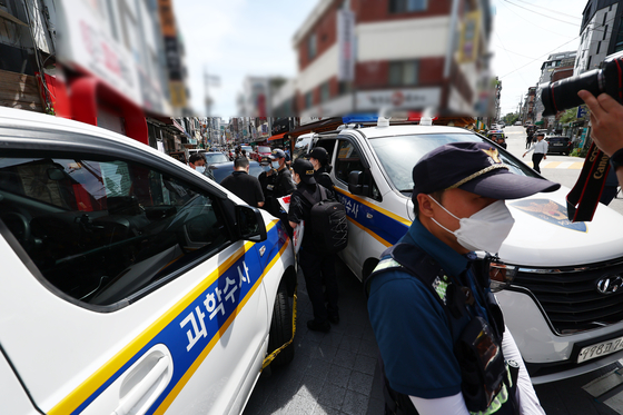 Police inspect the scene of a knife attack in Gwanak District, southern Seoul, on Sept. 3. [NEWS1]
