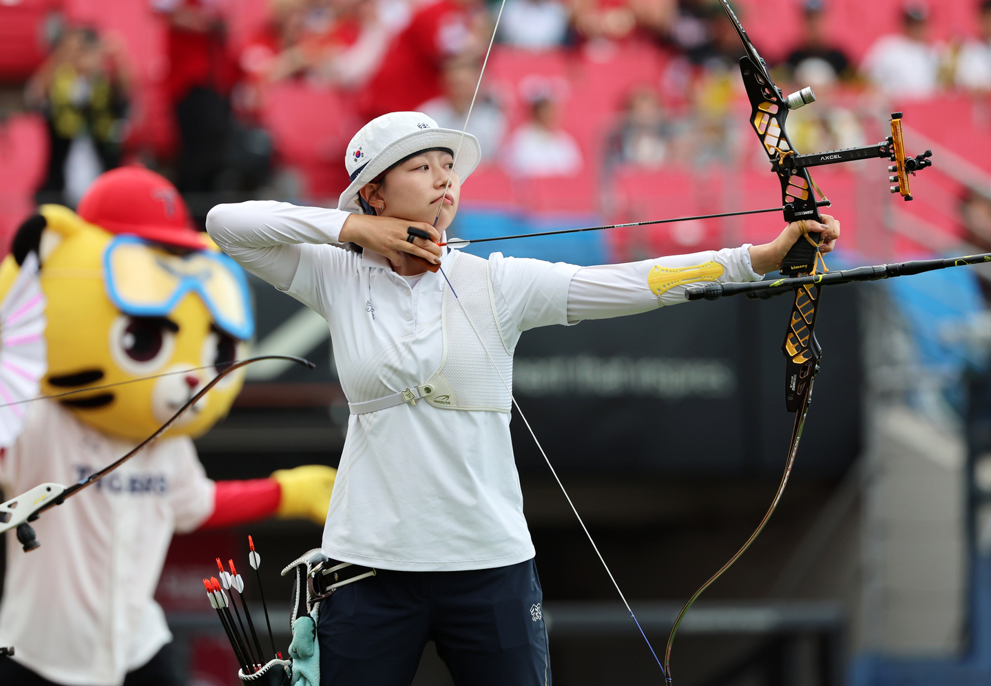 Korean archer Lim Si-hyeon takes part in a training session at Gwangju-Kia Champions Field in Gwangju in this Aug. 1 file photo. [YONHAP]
