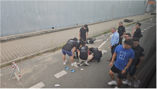 Firefighters selected for an overseas training program as exemplary rescue workers administer first aid in the Czech Republic on Aug. 28. [NATIONAL FIRE AGENCY]