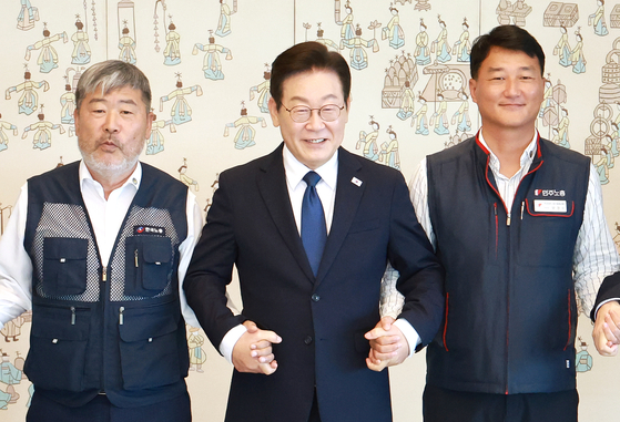 President Lee Jae Myung, center, poses for a photo with Kim Dong-myung, left, chair of the Federation of Korean Trade Unions, and Yang Kyung-soo, leader of the Korean Confederation of Trade Unions, during their luncheon at the presidential office in Seoul on Sept. 4. [YONHAP]