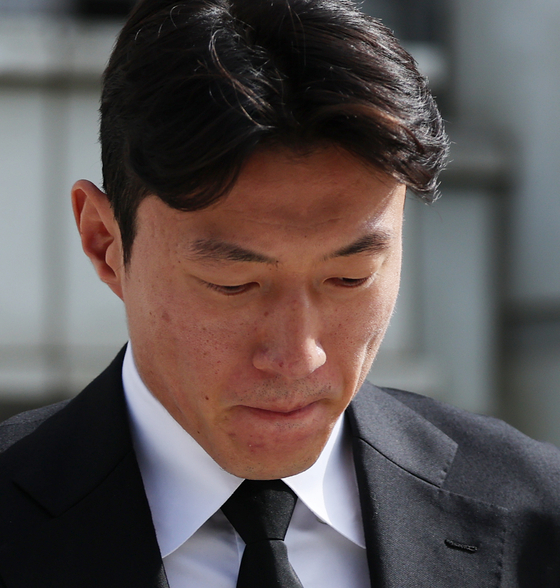 Footballer Hwang Ui-jo walks out of Seoul Central District Court in Seocho District, southern Seoul, after being handed a suspended prison sentence on appeal after being convicted of illegal filming on Sept. 4. [NEWS1]