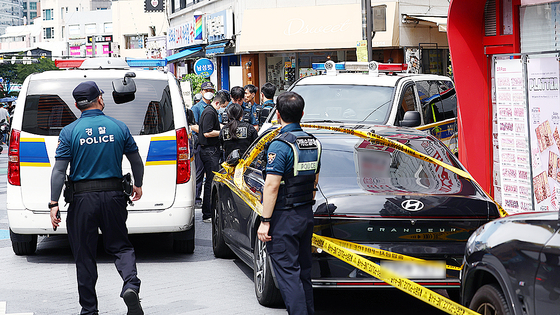 Police inspect the scene of a knife attack in Gwanak District, southern Seoul, on Sept. 3. [NEWS1]